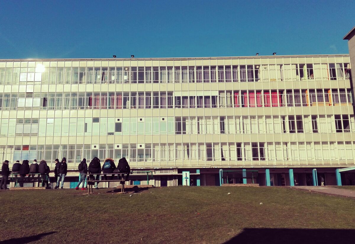 Zicht op het schoolgebouw